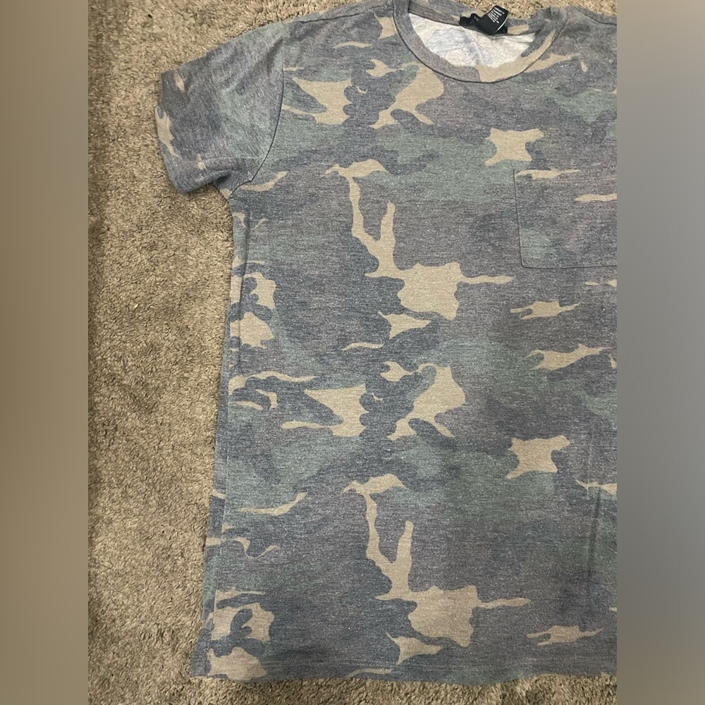 Women camo t shirt forever 21 size small